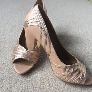 Nude & Gold fun, thick heeled pumps